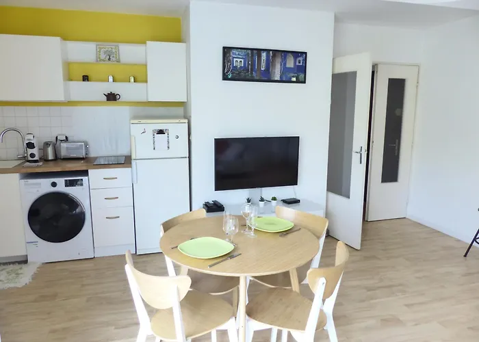 Chezine, T2 Au Calme Avec Balcon, 2pers Et Parking