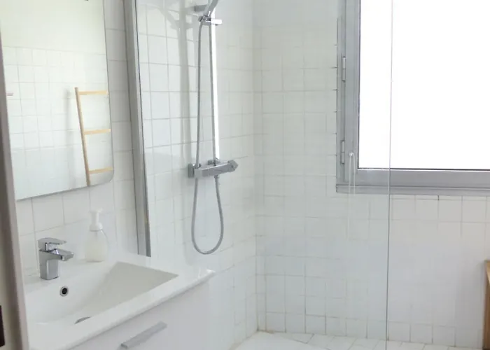 Chezine, T2 Au Calme Avec Balcon, 2pers Et Parking *